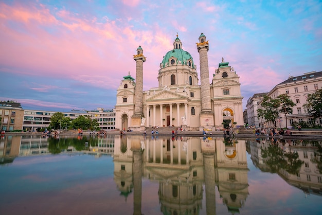 La Iglesia de San Carlos (Karlskirche) en Viena, Austria en penumbra