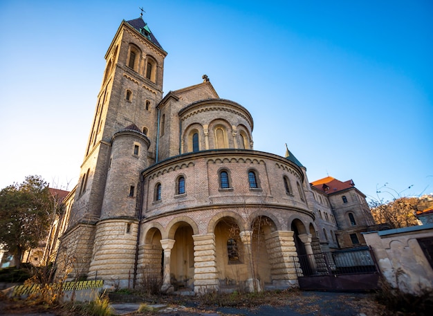 Iglesia de San Gabriel o Kostel sv. Gabriela en Praga, arquitectura callejera de la República Checa