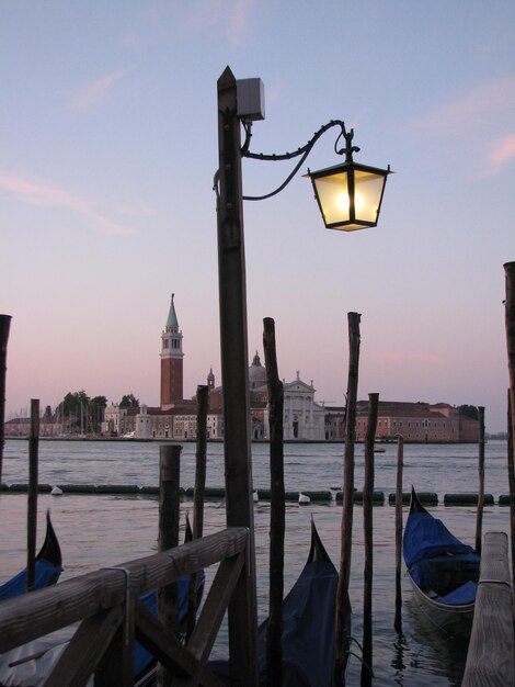 Iglesia de san giorgio maggiore y lago contra el cielo en la ciudad