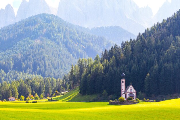 Iglesia de San Juan en los Alpes Dolomitas