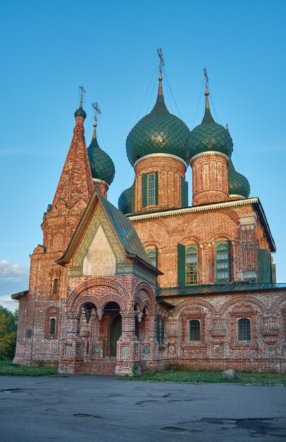 Foto iglesia de san juan crisóstomo en yaroslavl. anillo de oro de rusia.