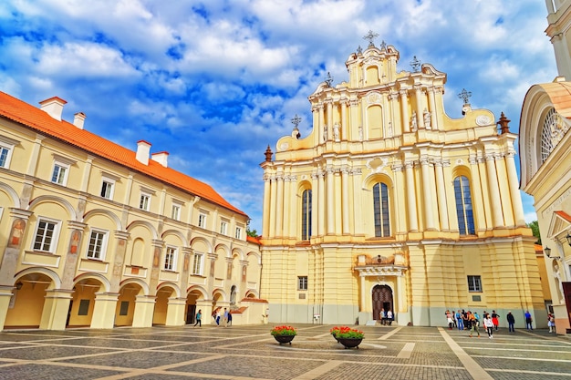 Iglesia de San Juan en el gran patio de la Universidad de Vilnius, Vilnius, Lituania. gente en el fondo