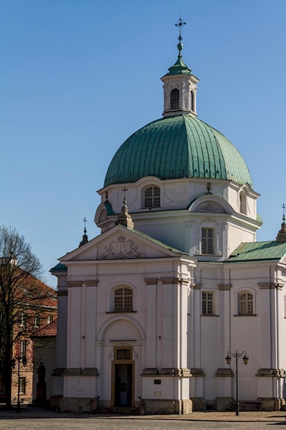 Iglesia de San Kazimierz en la Plaza de la Ciudad Nueva en Varsovia Polonia