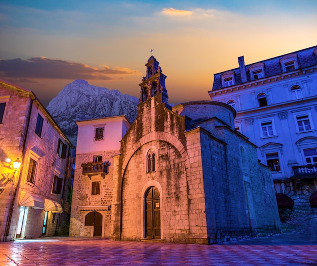 Iglesia de San Lucas en Kotor al amanecer, Montenegro