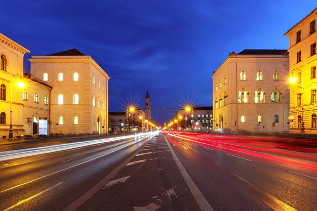 Iglesia de san luis en la noche, munich, alemania