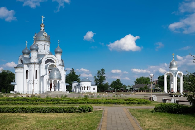 Iglesia de San Miguel Arcángel y el parque de la ciudad vieja de la ciudad de Beryoza región de Brest Bielorrusia