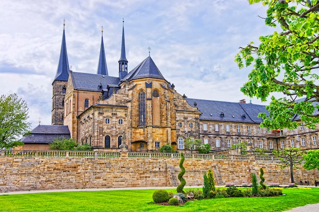 Iglesia de San Miguel en Bamberg en Alemania. También se llama Michaelskirche. Se coloca en la cima de la colina.