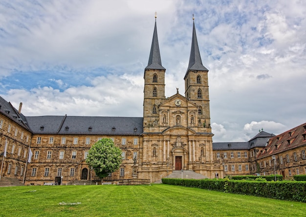 Iglesia de San Miguel en Bamberg de la Alta Franconia en Alemania. También se llama Michaelskirche. Se coloca en la cima de la colina.