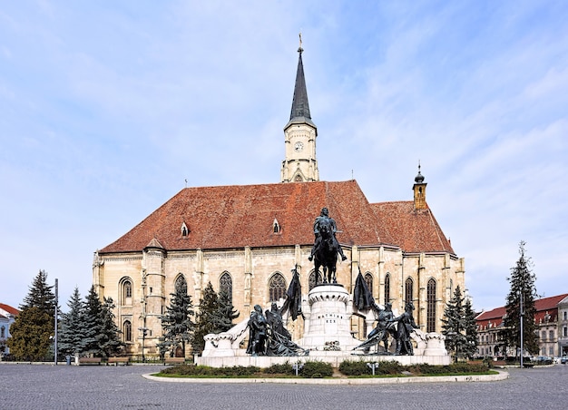 Iglesia de San Miguel es una catedral católica romana de estilo gótico en cluj, Rumania