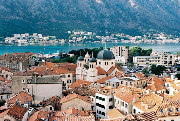 Iglesia de san nicolás entre las casas antiguas en el puerto de kotor montenegro