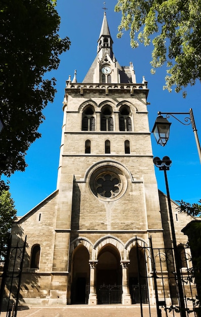 La iglesia de San Nicolás cerca de París Maisons Laffitte ciudad Francia