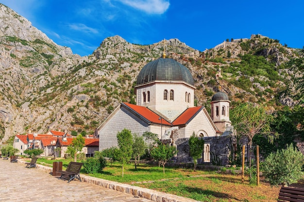 Iglesia de San Nicolás en Kotor día soleado Montenegro