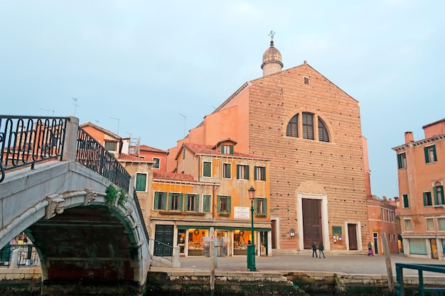 Foto iglesia de san pantalon al atardecer