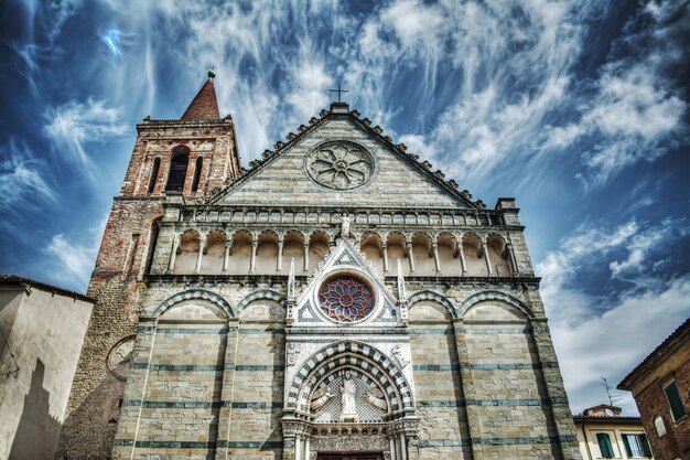 Iglesia de San Paolo bajo un cielo espectacular en Pistoia Italia