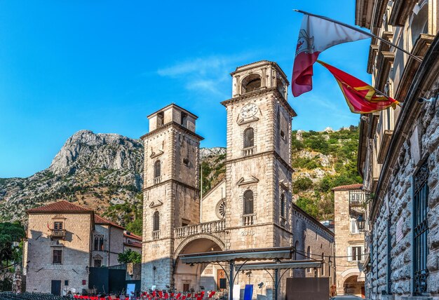 Iglesia de San Trifón en Kotor en el día de verano, Montenegro