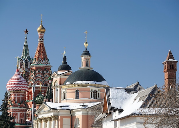 La iglesia de San Varvara cerca del Kremlin en el casco antiguo de Moscú