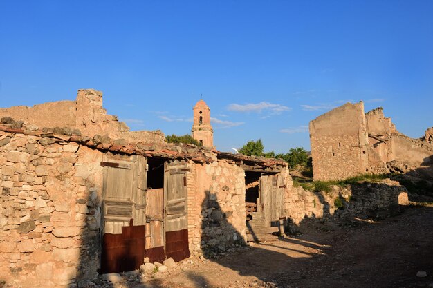 Iglesia de Sant Pere en el Poble Vell de Corbera de Ebro, provincia de Tarragona, Cataluña, España (dañada en la Guerra Civil Española de 1936-1939)