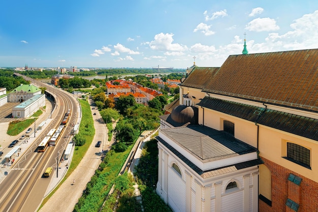 Iglesia de Santa Ana y carretera en el río Vístula en Varsovia en Polonia