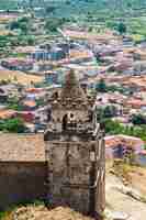 Foto iglesia de la santa cruz sobre la ciudad de calatabiano