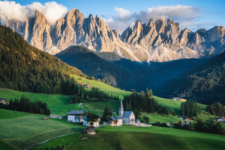 Foto iglesia de santa magdalena en val di funes valle dolomitas italia furchetta y sass rigais picos montañosos