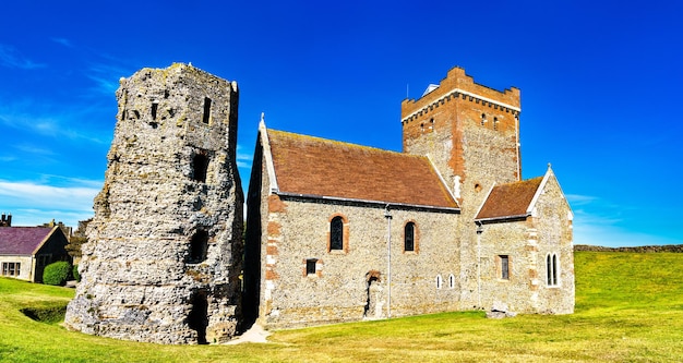 Iglesia de Santa María en Castro y un faro romano en el castillo de Dover en Kent, Inglaterra