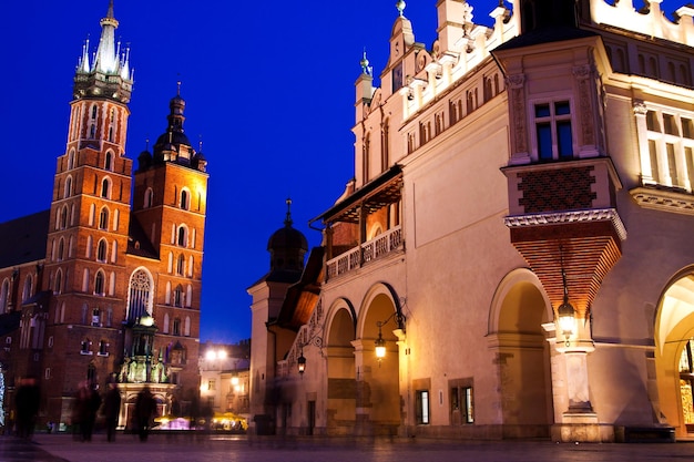 Iglesia de Santa María en Cracovia por la noche