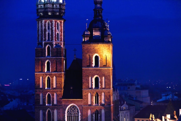 Iglesia de Santa María en Cracovia por la noche