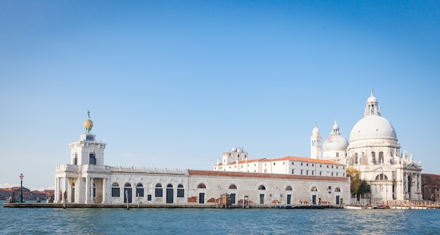 Iglesia de Santa Maria della Salute con vista a Punta della Dogana