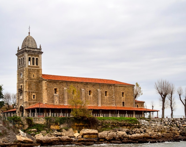 Foto iglesia de santa maría de luanco, asturias, españa