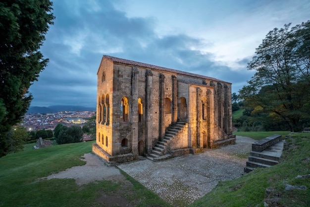 Iglesia de Santa María del Naranco en Oviedo España