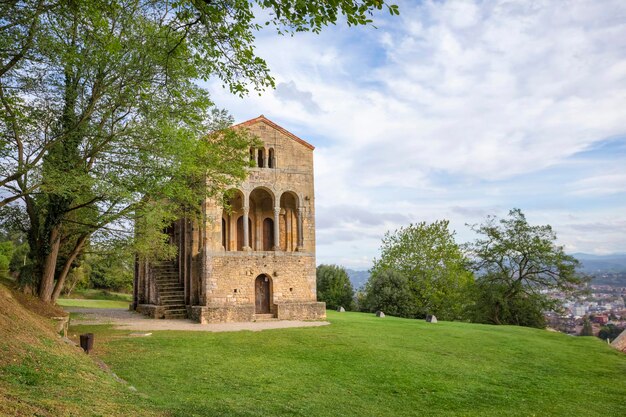 Iglesia de Santa María del Naranco en Oviedo España