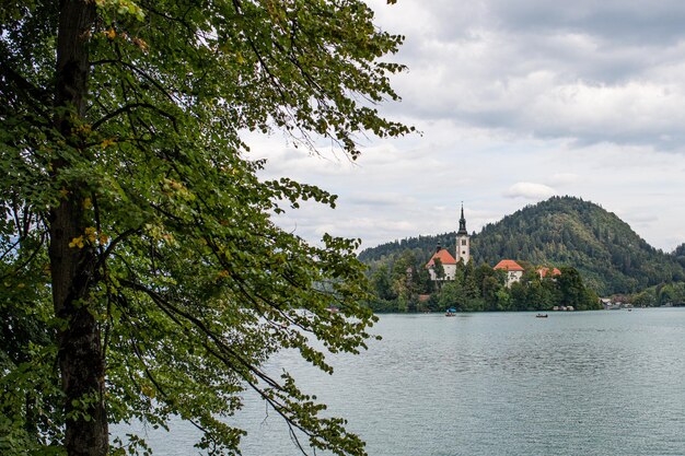 Iglesia de santa maría en la pequeña isla del lago bled