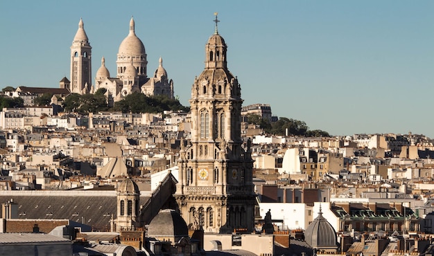 La iglesia de la Santa Trinidad y la basílica de Sacre Coeur París Francia