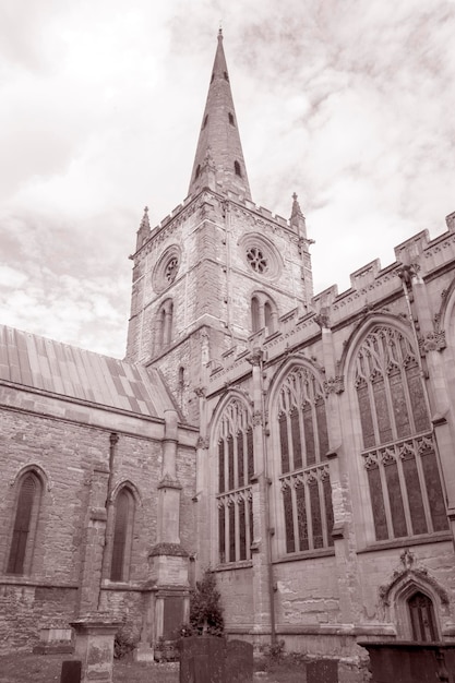 Iglesia de la Santísima Trinidad, Stratford Upon Avon, Inglaterra, Reino Unido en tono sepia en blanco y negro