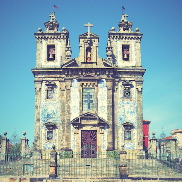 Iglesia de Santo Ildefonso en Porto, Portugal. Imagen filtrada de estilo retro