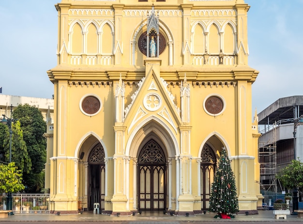 Iglesia del Santo Rosario bajo un cielo azul nublado en Bangkok Tailandia