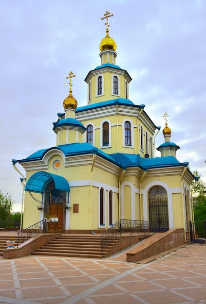 La Iglesia de los Santos Mártires de la Fe Hope Love y su madre Sofía bajo el cielo azul