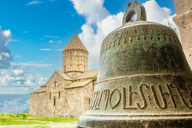 Iglesia de los Santos Pablo y Pedro con campana en primer plano con antiguas letras armenias Tatev monasterio Syunik Provincia Armenia