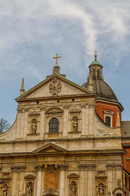 Iglesia de los Santos Pedro y Pablo en el distrito de la Ciudad Vieja de Cracovia, Polonia.