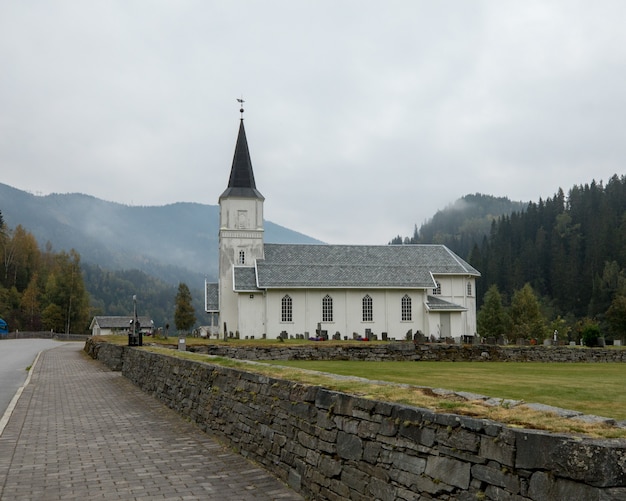 Foto iglesia de skjonne kirke iglesia de madera blanca en nore noruega