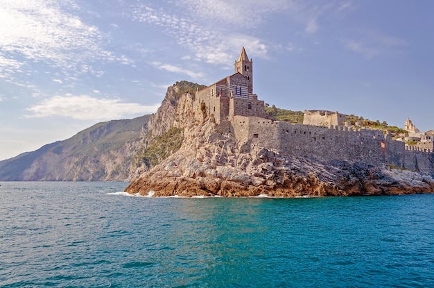 Iglesia sobre las rocas en Portovenere Italia