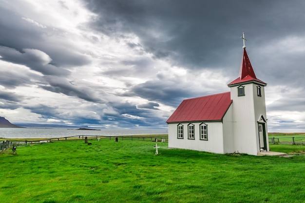 Iglesia solitaria en la costa de Islandia en verano