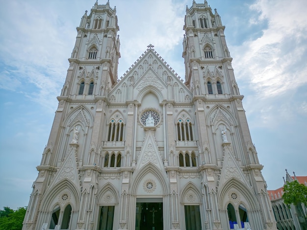 La Iglesia Song Vinh, también conocida como Parroquia Song Vinh en Phu My, que atrae a los turistas a visitar espiritualmente los fines de semana en Vung Tau Vietnam La Iglesia Song Vinh tiene un edificio de construcción que se parece a Francia