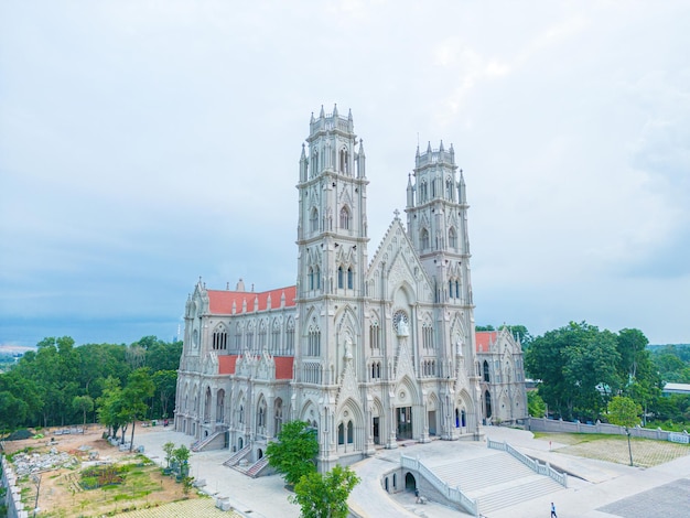 La Iglesia Song Vinh, también conocida como Parroquia Song Vinh en Phu My, que atrae a los turistas a visitar espiritualmente los fines de semana en Vung Tau Vietnam La Iglesia Song Vinh tiene un edificio de construcción que se parece a Francia