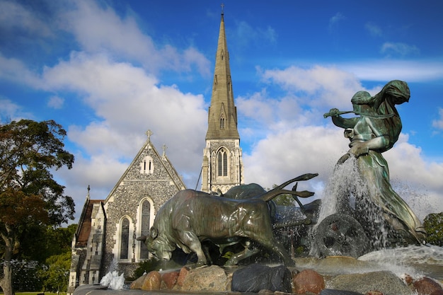 La iglesia de St Alban Den engelske kirke y fuente en Copenhague Dinamarca