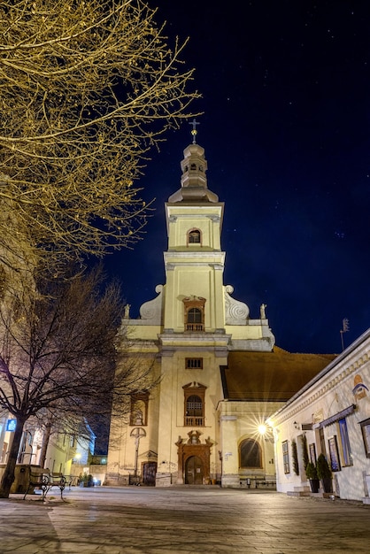 Iglesia de St Jacob en Trnava en la noche Eslovaquia