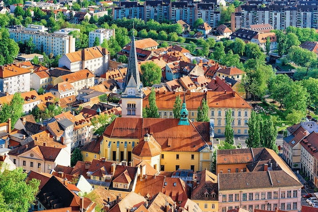 Iglesia de St James y paisaje urbano en Ljubljana, Eslovenia