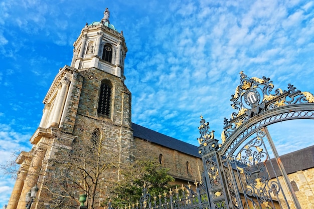 Iglesia de St Melaine y calle en Sainte Anne Place en el centro de la ciudad de Rennes, en la región de Bretaña, Francia.