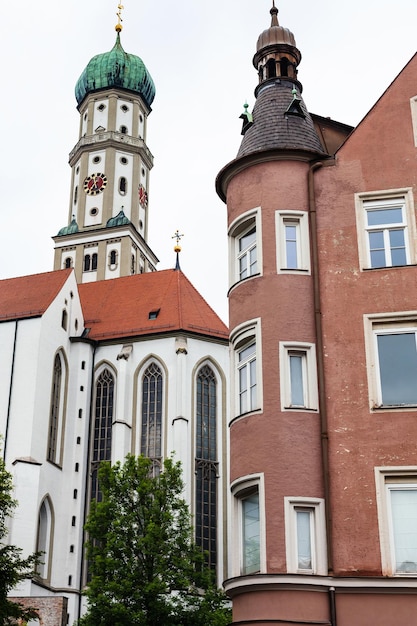 Iglesia de St Ulrich y St Afra y casa urbana