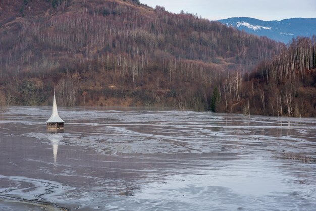 Iglesia sumergida por aguas residuales tóxicas de una mina de cobre y oro Geamana Rosia Montana Rumania